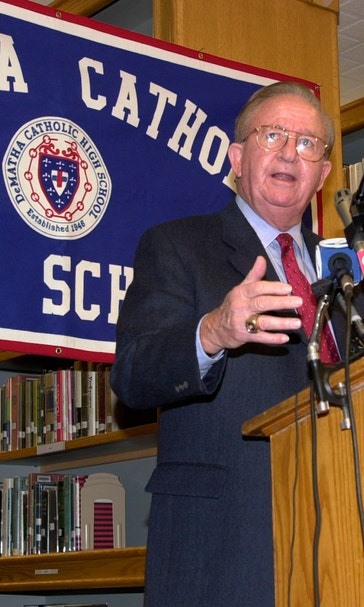 Hall of Fame HS basketball coach Morgan Wootten dies at 88